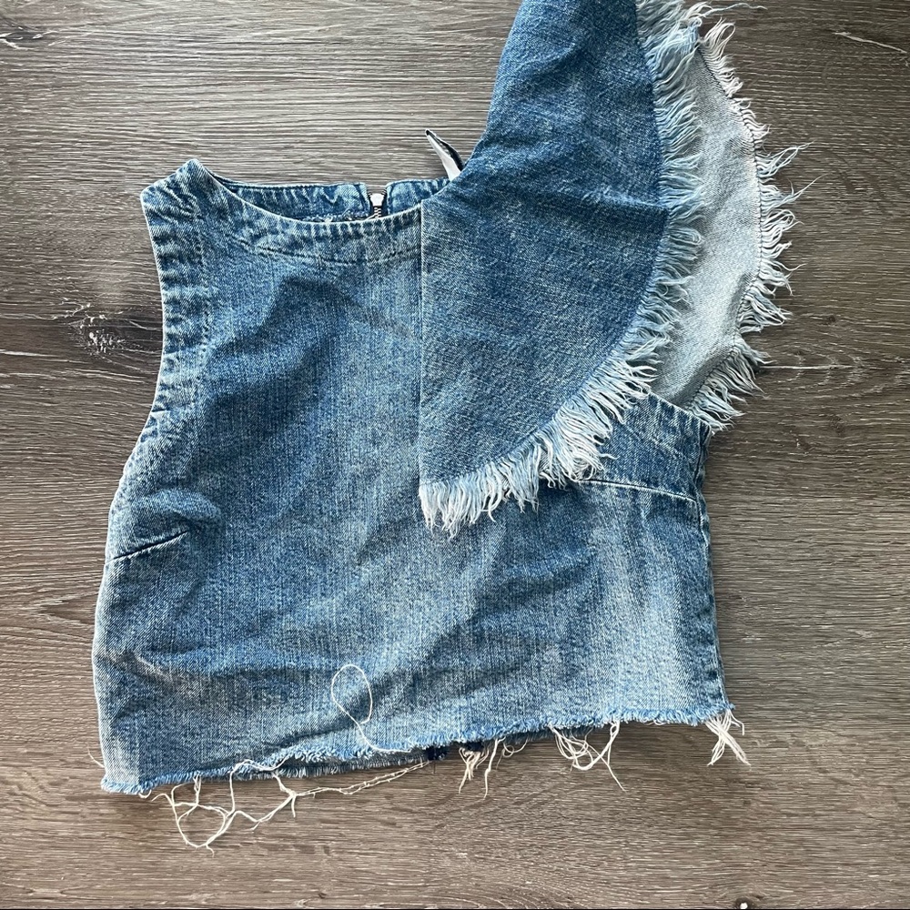 EXCELLENT CONDITIONS
ZARA DENIM FRAYED RUFLLE •DEMIN TOP - Picture 4 of 7